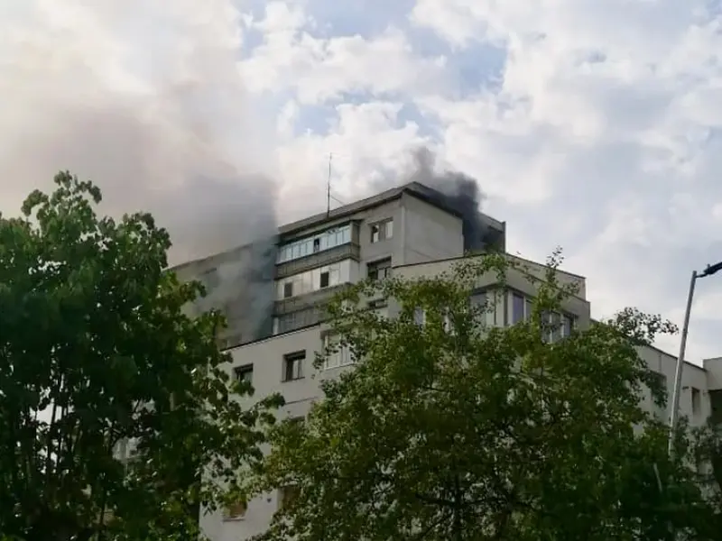 Incendiu, într-un bloc cu 10 etaje din Bacău. Zeci de persoane, evacuate. / Foto: bacau.net