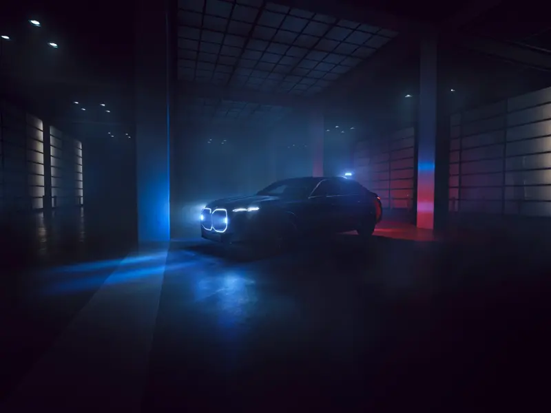 Prima limuzină blindată 100% electrică din lume e mult mai lentă decât versiunea pe benzină - Foto: BMW