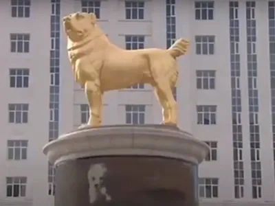 Statuia dezvelită de președintele Turkmenistanului/FOTO: YouTube(captură video)