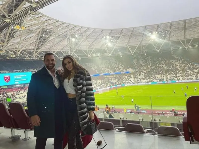 Alex Bodi și Daria Radionova au început Crăciunul tandru, lângă brad, și l-au terminat pe stadion. / Foto: cancan.ro