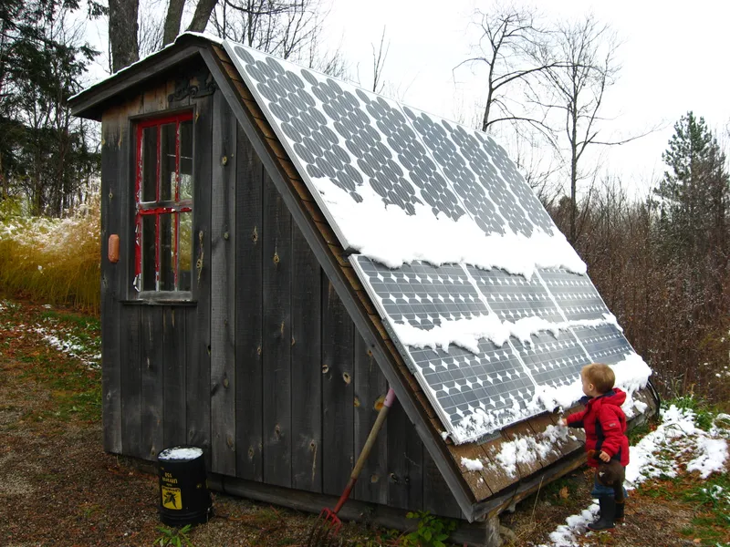 Cu câți bani trebuie să vii de acasă dacă vrei să îți pui panouri fotovoltaice cu bani de la Guvern? - Foto: Pexels/Peter Blanchard