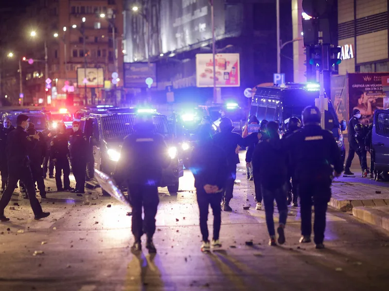 Fața nevăzută a protestelor din București: Stații STB distruse, cuțite și bolovani. / Foto: INQUAM_Photos George Calin