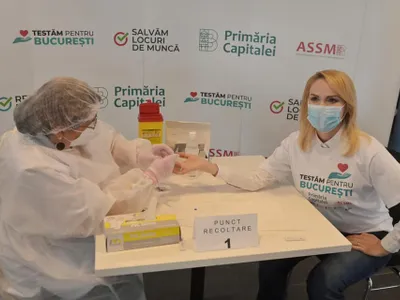 Primărița Gabriela Firea, testându-se pentru infectarea cu coronavirus, în cadrul primului proiect al Primăriei, cel în care orice persoană se poate testa gratuit, în limita locurilor disponibile. Sursa: Facebook Gabriela Firea