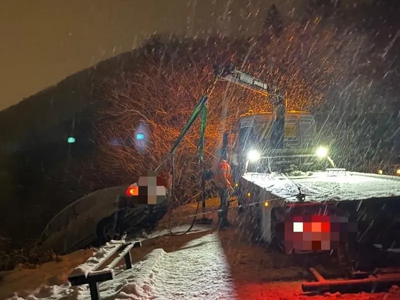 O mașină cu trei pasageri a plonjat în lacul Bâtca Doamnei. / Foto: IPJ Neamț