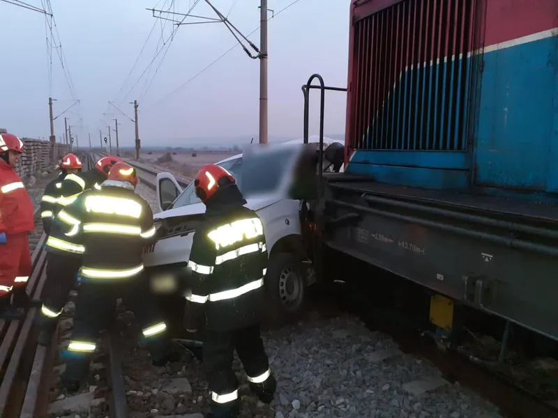 Accident mortal! Un șofer de 35 de ani a intrat cu dubița în fața unei locomotive - Foto: Facebook/Info Trafic 24