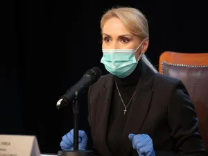 Gabriela Firea, cu mănuși/FOTO: facebook.com