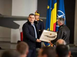 Ministrul Leș (stânga), cu mâinile pe achizițiile de armament/FOTO: Facebook.com