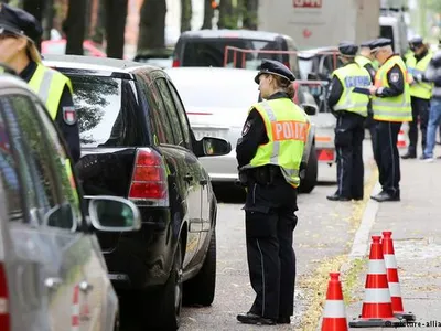 Poliţişti din Hamburg asigurându-se că şoferii maşinilor diesel respectă interdicţia de pătrundere pe anumite secţiuni de străzi din oraşul hanseatic.