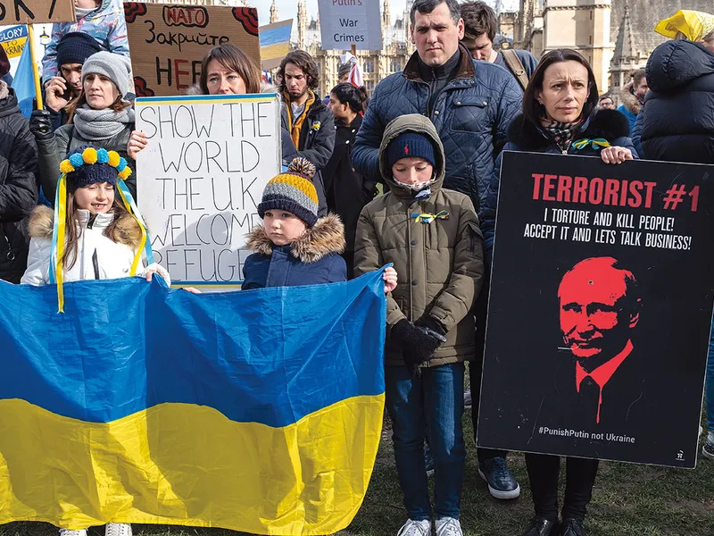 “Putin – teroristul numărul 1” scrie pe o pancartă a unui manifestant la protestul organizat de comunitatea ucraineană din Londra - Foto: Getty Images