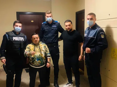 Manelistul Adi Minune, alături de Tzancă Uraganu, polițiștii și jandarmii care i-au amendat Foto: Facebook