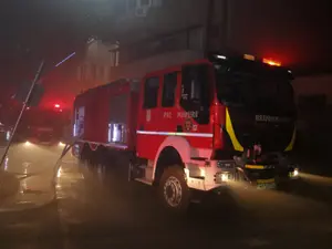 Incendiu la un bloc de locuințe din Craiova. Focul a pornit de la o lumânare uitată aprinsă/FOTO: Facebook/ISU