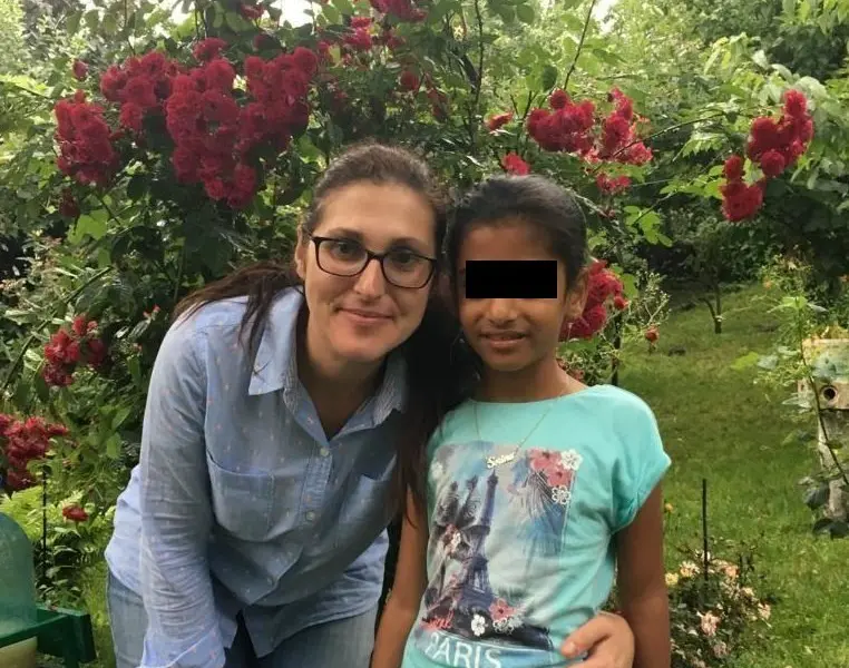 Sorina și mama ei adoptivă, după ziua de vineri, când fetița a fost luată din curtea ex-asistentei maternale