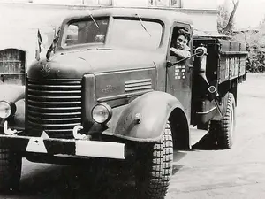 Cum era elogiat în presa comunistă primul camion românesc făcut în „Orașul lui Stalin”, în 1954 - Foto: brasovromania.net