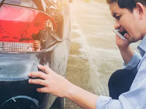 Ce poate păți un șofer dacă zgârie mașina altuia în parcare și fuge? Se ajunge și la închisoare - Foto: Freepik.com