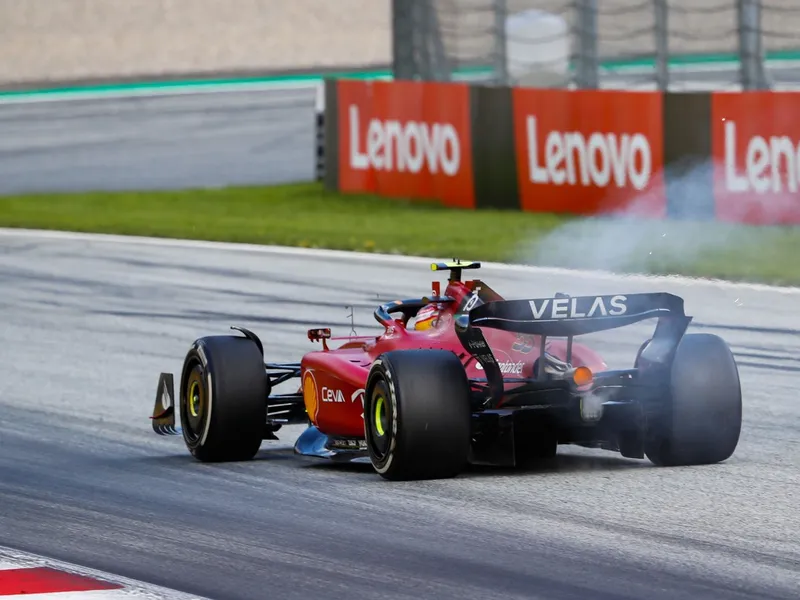 Monopostul Ferrari al lui Charles Leclerc a treminat înaintea celui pilotat de Max Verstappen de la Red Bull - Foto: Profimedia Images