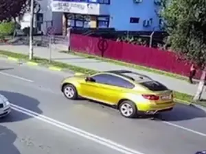 Două adolescente, lovite în plin de un BMW pe trecerea de pietoni Foto: captură video observator.ro