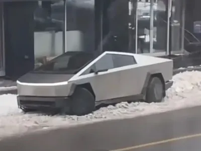 Incredibil! O mașină electrică Tesla Cybertruck, blocată în 10 cm de zăpadă, deși e 4x4 - Foto: captură video