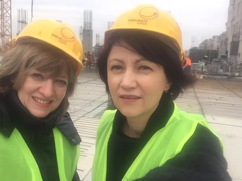 Oana Gheorghiu și Carmen Uscatu construiesc din donații un spital. Foto Facebook