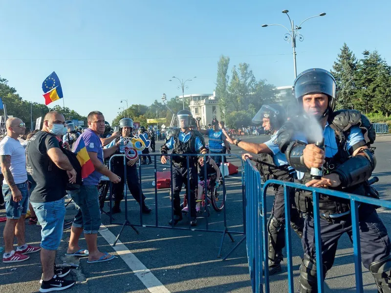 A gendarm in action. Foto: Liviu Florin Albei/Inquam Photos