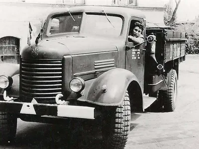 Cum era elogiat în presa comunistă primul camion românesc făcut în „Orașul lui Stalin”, în 1954 - Foto: brasovromania.net