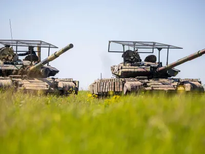 „Armata” Transnistriei își echipează tancurile T-64BV cu „grătare” antidrone - Foto: Militarnyi (imagine cu caracter ilustrativ)