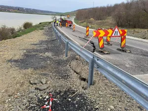 DJ 281D, proaspăt reabilitat, s-a surpat în zona lacului Bulbucani 1. - Foto: ziaruldeiasi.ro