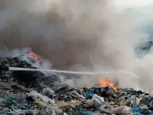 Incendiu la o groapă de gunoi din Dâmbovița - Foto: ISU Dâmbovița