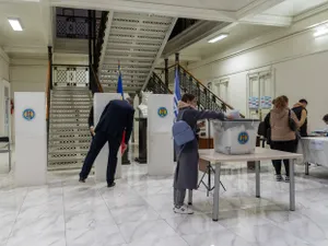 Alegeri în Moldova. S-au deschis secțiile de votare. Moldovenii aleg între Maia Sandu și Stoianoglo - Foto: Profimedia Images