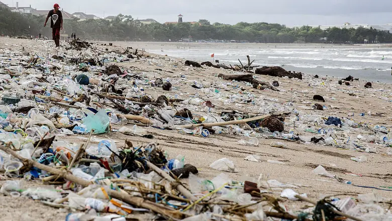 Plajele din Bali sunt acoperite de tone de deșeuri din plastic/FOTO: Getty