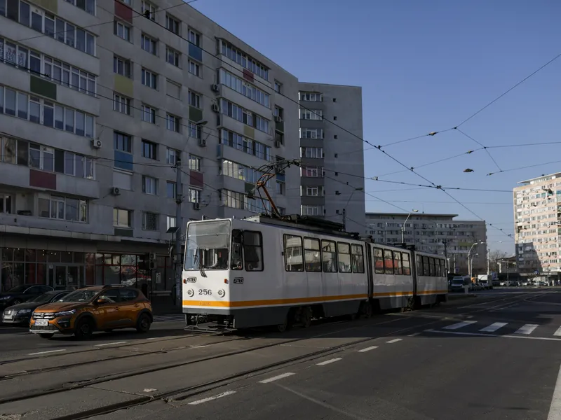 Când și cum poate fi depășit tramvaiul oprit în stație. Nu mulți șoferi știu și riscă permisul - Foto: INQUAM PHOTOS / Octav Ganea (Imagine cu rol ilustrativ)