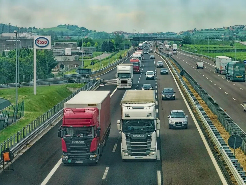 Mașini în depășire pe autostradă Foto: Pixabay.com (imagine cu rol ilustrativ)