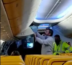 Pasagerul a preferat să fie dat jos din avion decây să poarte mască. FOTO: Captură video