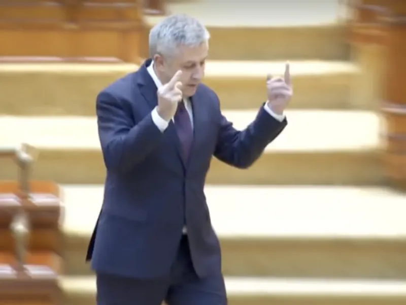 Florin Iordache ne arată degetul. De două ori/FOTO: aktual24.ro