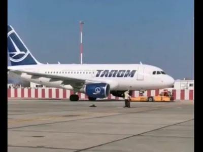 Incredibil! O pasageră fuge după avion pe pista de la Otopeni cu un copil în brațe. - Foto: captură video