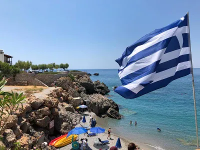 Plajele din Grecia sunt pline de turiști români/Foto: romanianjournal.com