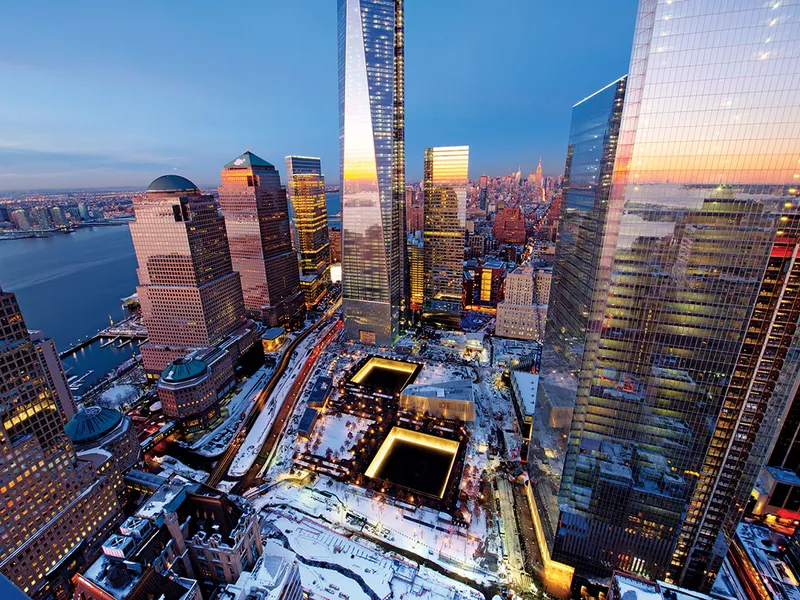 Locul WTC din New York așa cum arată azi, ancorat de One World Trade Center și de doi stâlpi, construit pe fundația turnurilor nordice și sudice