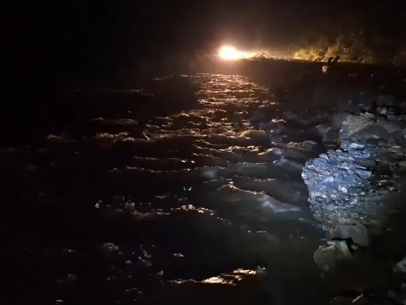 Drumul spre Stâna lui Burnei și Vârful Moldoveanu pe Valea Rea s-a rupt. Renunțați la planuri! - Foto: captură video