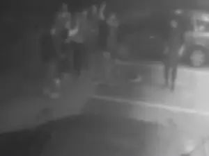 VIDEO Bărbat bătut cu ciocanul, în Capitală, agresorii nu au fost încă găsiți. Imaginile au fost surprinse de o cameră de supraveghere