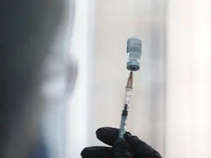 Vaccinarea redeschide Europa. 325 de milioane de doze disponibile. România rămâne în urmă