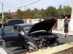 Un limitator de înălțime, acroșat de un camion, a căzut în fața unei mașini. Doi tineri sunt răniți - Foto: News.ro