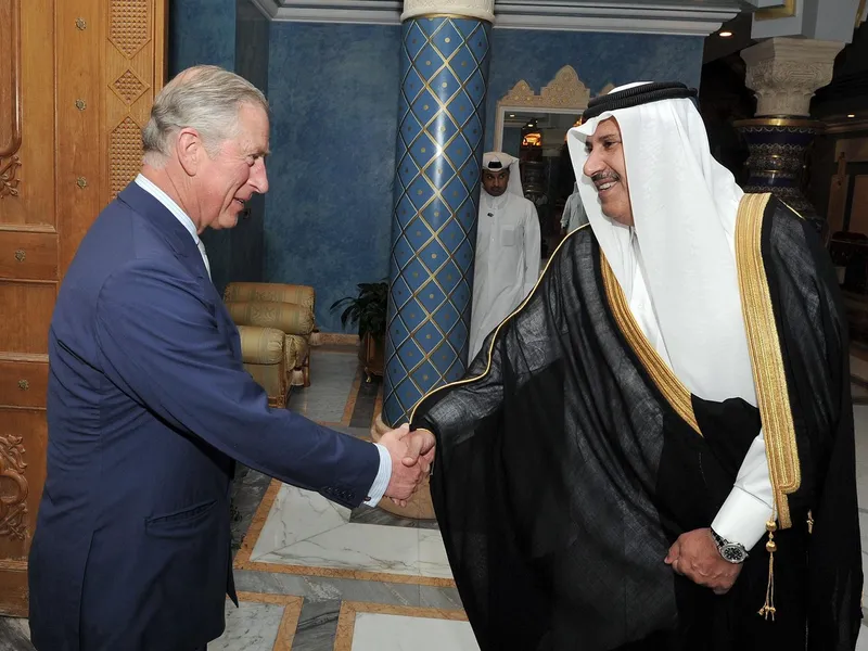 Prințul de Wales dă mâna cu prim-ministrul Qatarului, șeicul Hamad Bin Jassim al Thani, la reședința acestuia din Doha, Qatar - Foto: Profimedia Images