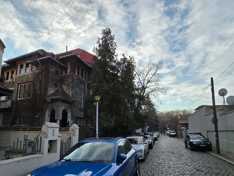 Casa de avocatură a lui Tudor Chiuariu (stânga) e situată vizavi de ieșirea din spate a ambasadei Rusiei la București. Foto: Newsweek România