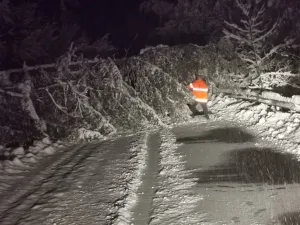 METEO În mai multe județe din țară se intervine cu utilaje de deszăpezire. Cod galben de ninsoare Foto: ISU Suceava