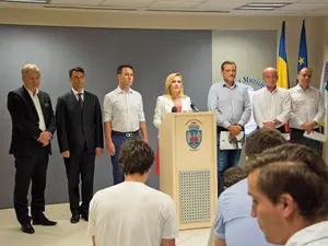 FIREA ȘI CEI ȘASE PITICI Actualul primar general i-a ținut subcontrol pe primarii de sector, toți din PSD