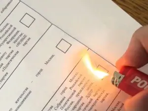 VIDEO Cerneala de pe buletinele de vot  din Rusia dispare după ce ai votat - Foto: captură video X/Igor Sushko