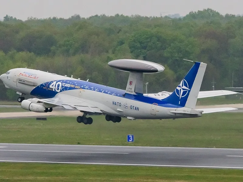 Aeronave din cadrul Forţei Aeropurtate a NATO de Avertizare și Control aterizează marți la Otopeni - FOTO: Facebook/MirceaGeoana