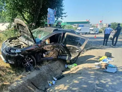 O tânără cu un Land Rover Freelander vechi nu a oprit la „Stop” și a făcut „garaj” un Sandero. / Foto: Info Trafic 24, Facebook