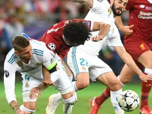 Momentul în care Ramos l-a scos din joc pe Salah. Foto: sport.ro