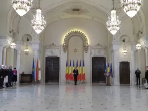 Președintele Iohannis a decorat mai mulți medici, profesori şi economişti de Ziua Națională. / Foto: captură video