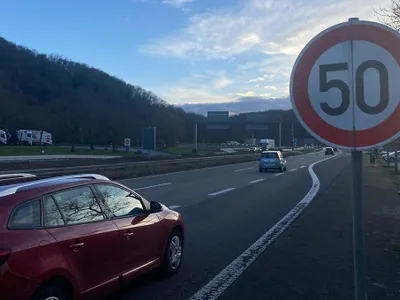 Limită de 50 km/h și bandă dedicată mașinilor partajate, pe autostradă, pentru reducerea poluării - Foto: francebleu.fr